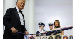 ASV prezidents Donalds Tramps ar zobenu gatavojas sagriezt torti. Tramps ir ASV armijas virspavēlnieks, bet viņa pēdējā laika izteikumi liecina, ka Baltā nama saimnieks diez ko augstu nevērtē NATO ieguldījumu ASV drošības stiprināšanā.