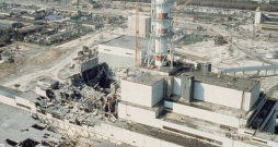 Čornobiļas atomelektrostacijas 4. reaktors avārijas sistēmas pārbaudes laikā uzsprāga, izraisot visu laiku postošāko kodolavāriju. 31 cilvēks gāja bojā no akūtas staru slimības vai apdegumiem, bet 134 cilvēki pārcieta dažādas pakāpes smaguma staru slimību. No 30 km zonas tika evakuēti vairāk nekā 115 tūkstoši cilvēku.
Seku novēršanai tika mobilizēti nozīmīgi resursi, vairāk
nekā 600 tūkstoši cilvēku piedalījās
katastrofas seku likvidēšanā. Attēlā:
Čornobiļas AES pēc katastrofas.