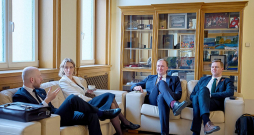 "Nav tā, ka mēs ļoti gribam strādāt kopā, bet mēs esam gatavi strādāt," pēc sarunas ar premjeri sacīja ZZS Saeimas frakcijas vadītājs Harijs Rokpelnis (no labās), kurš uz tikšanos bija ieradies kopā ar ekonomikas ministru Viktoru Valaini. "Progresīvos" pārstāvēja kultūras ministre Agnese Lāce un Saeimas frakcijas priekšsēdētājs Andris Šuvajevs.