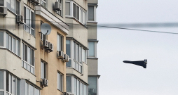 Krievijas drona "Geran 2" lidojums Kijivā, kas iemūžināts ceturtdien.