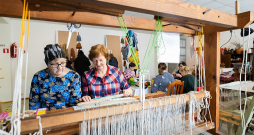 Ikgadējais pasākums "Satiec savu meistaru" allaž ir kupli apmeklēts, jo daudzi ar amatniecību ikdienā nesaistīti cilvēki vēlas pamēģināt senos arodus. Liela interese ir par aušanu, tāpēc dažkārt pie vienām stellēm vienlaikus darbojas vairākas mācekles.