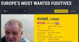 Leons Rusiņš joprojām ir policijas meklēšanā. Viņš ir arī Eiropas visvairāk meklēto noziedznieku sarakstā – viņa vārds un foto ir publicēts Eiropas Savienības dalībvalstu izveidotā noziedznieku meklēšanas komandu tīkla ENFAST vietnē “eumostwanted.eu”. 