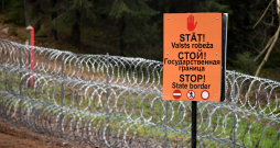 Dzeloņstiepļu žogs uz Latvijas—Baltkrievijas robežas.