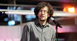 Rakstnieks Vilis Kasims ar saņemto Latvijas Literatūras gada balvu nominācijā "Labākais prozas darbs" par romānu "Svešuma grāmata" apbalvošanas ceremonijā Rīgas Centrāltirgus Gaļas paviljonā.