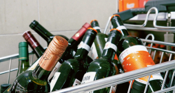 Vai alkohola tirdzniecības un reklamēšanas ierobežojumi ir mazinājuši alkohola patēriņu Latvijā, un kāpēc mūsu sabiedrībā tik daudz dzer?