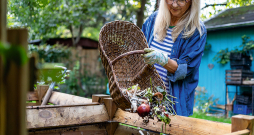 Kompostējot iespējams lietderīgi pārstrādāt virtuves un dārza bioloģiskos atkritumus.
