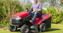 Mauriņa traktora dzinējs atrodas agregāta priekšpusē, bet asmens – zem tā.