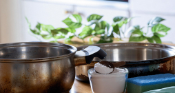 Piedeguma noņemšanai var izmantot sodu un citronskābi. Pannas atjaunošanai derēs arī kartupelis, kas pamērcēts sālī.