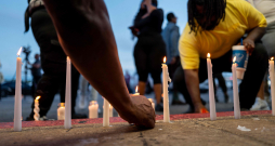 Cilvēki piedalās sveču piemiņas pasākumā 2026. gada 19. aprīlī Šrīvportā, Luiziānā. Saskaņā ar vietējo varasiestāžu sniegto informāciju agrās rīta stundās sadzīves vardarbības incidentā tika nogalināti astoņi bērni un ievainotas divas sievietes.