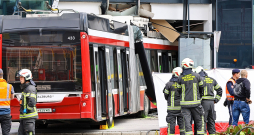 Trolejbusam ietriecoties lielveikalā, Austrijā gājis bojā viens cilvēks