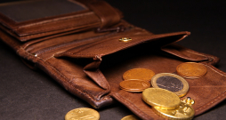 Latvija, kas šobrīd pēc nominālā IKP uz iedzīvotāju, vērtējot pēc pirktspējas paritātes, atpaliek no Lietuvas par 33%, pēc pieciem gadiem, 2030. gadā, atpaliks apmēram par tiem pašiem 33%. Savukārt no Igaunijas IKP uz vienu iedzīvotāju pēc pirktspējas paritātes Latvija šobrīd atpaliek par 14%, bet līdz 2030. gadam šo atpalicību izdosies samazināt līdz 11%.