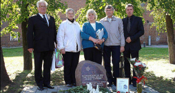 Piemiņas akmens Tomskas apgabalā nogalinātajiem un bojāgājušajiem latviešiem un tā sarūpētāji. Foto no 2012. gada 23. marta "Latvijas Avīzes" numura.