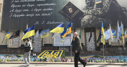 Plakāts pie Harkivas apgabala administrācijas sagrautās ēkas. Uz tā citētas Tarasa Ševčenko dzejas rindas, kurās vēstīts, ka uz atjaunotās zemes nebūs ienaidnieka, pretinieka, bet būs dēls, māte un cilvēki...