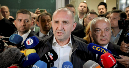 Bulgārijas parlamenta vēlēšanās uzvarējušo kreiso spēku līderis Rumens Radevs vēlēšanu rezultātus raksturojis kā "cerības uzvaru pār neuzticēšanos" un "brīvības uzvaru pār bailēm". "Tauta noraidīja veco partiju pašapmierinātību un iedomību," paziņoja vēlēšanu uzvarētājs.