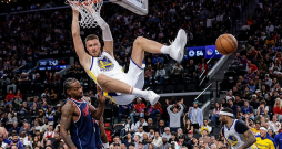 Kristaps Porziņģis šo sezonu iesāka Atlantas "Hawks", kas februāra sākumā viņu aizmainīja uz Goldensteitas "Warriors". Atlantieši kopš tā brīža no devītās vietas austrumu konferencē pacēlās uz sesto un cīnās izslēgšanas turnīrā. Tikmēr "Warriors" rietumos finišēja desmitie un atvaļinājumā devās pēc zaudējuma "play in" otrajā spēlē Fīniksas "Suns".