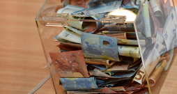 Ziedojumu kastīte. Ilustratīvs attēls.