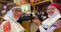 Māsas Tapiņas ar Austras koku.