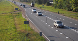 Rīgas apvedceļš pie Jaunmārupes. Šādā plūsmā jebkurš apdzīšanas mēģinājums sadārdzina degvielas tēriņus vairāk nekā globālās krīzes.