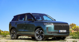 "Chery Jaecoo 5" ir 432 cm garš, cena modelim ar iekšdedzes dzinēju – aptuveni 23 000 eiro, elektroauto – nepilni 30 000 eiro.