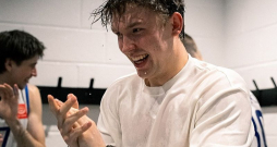 Krišjānis Pētersons nupat no komandas spēlētājiem saņēmis ūdens šalti pēc savas pirmās uzvaras lielajā basketbolā galvenā trenera postenī.