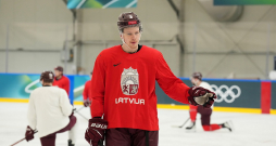 Alberts Šmits var kļūt par pirmo Latvijas hokejistu, kurš vienas sezonas laikā spēlējis U-20 pasaules junioru čempionātā, olimpiskajās spēlēs un pieaugušo pasaules meistarsacīkstēs.