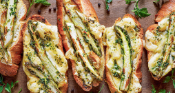 Sparģeļu karstmaizes.