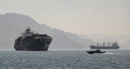 Irānas kuteris Hormuzā apšaudījis konteinerkuģi. Ilustratīvs attēls.