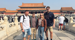 Ceļojuma šova "Četri uz koferiem" dalībnieki iepazīst noslēpumaino Ķīnu.