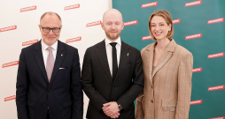 "Progresīvo" premjera amata kandidāts Andris Šuvajevs (centrā) kopā ar pašreizējiem partijas pārstāvjiem valdībā – kultūras ministri Agnesi Lāci un aizsardzības ministru Andri Sprūdu.