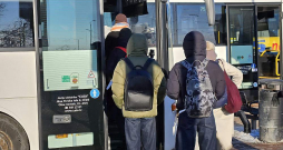 Skolu tīkla optimizācija un slimnīcu līmeņu maiņa nozīmē, ka pakalpojumi no iedzīvotājiem attālinās. Sabrūkot transporta sistēmai, šīs reformas zaudē jēgu. Attēlam ilustratīva nozīme.