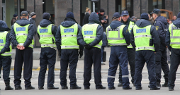 Valsts policijas gada pārskatā minēta statistika, ka 2025. gadā policijas amatpersonu skaits bija 4656, policijas darbinieki – 1199. Daļa no viņiem vēl papildina zināšanas arī augstskolās.