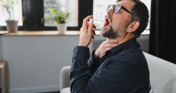 Pēc kakla aerosola lietošanas kādu laiku jāatturas no ēšanas un dzeršanas.