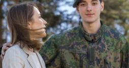 Roberta Metsola ar dēlu.