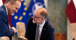 Aizsardzības ministrs Andris Sprūds (no labās) kā iemeslu valsts sekretāra Aivara Puriņa atlūgumam norādījis to, ka "publiskajā telpā tiek tiražēti nepamatoti apgalvojumi un pārmetumi Aizsardzības ministrijai".