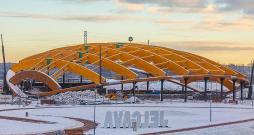 "Zaza Timber" uzbūvētā brīvdabas koncertzāle Jelgavā būvniecības procesā. Koka siju laidumi tajā ir 60 metrus gari.