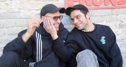 Dejas un teātra mākslinieks, horeogrāfs Rūdolfs Gediņš (no kreisās) un režisors, dramaturgs un aktieris Klāvs Mellis spriež, ka "Kvadrifrona" izrādes nav vien pašterapeitisks process.