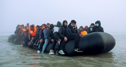 Migranti ceļā no Francijas uz Apvienoto Karalisti. Laivās pāri Lamanšam Apvienotajā Karalistē pagājušajā gadā ieradās vairāk nekā 41 000 cilvēku, 29 no viņiem bīstamajā ceļā gāja bojā.