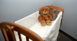 Tukša bērnu gultiņa.