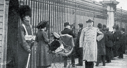 Zaglis un blēdis Vilhelms Foigts kļuva slavens kā Kēpenikas kapteinis. Attēlā: Vilhelms Foigts kapteiņa uniformā pie Bakingemas pils Londonā 1910. gada 19. martā.