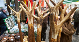 Izstādē pamanītie šaušanas atbalsti bez cilpas rokai.