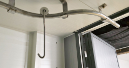 Dzesētavas griestos ir iestrādāti speciāli jaudīgi metāla stiprinājumi, pie kuriem ir pieskrūvētas apmēram septiņu centimetru diametra nerūsējošā tērauda caurules. Papildus ir izgatavoti jaudīgi āķi ar tērauda skritulīšiem, kas brīvi un bez aiztures ripo pa šīm caurulēm. 