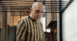 Bijušais Sīrijas režīma amatpersona, brigādes ģenerālis Atefs Nadžibs piedalās tiesas sēdēs savā prāvā Damaskā, Sīrijā, 2026. gada 26. aprīlī. Nadžibs, gāztā bijušā Sīrijas prezidenta Bašāra al Asada brālēns, iepriekš vadīja bijušā režīma Politiskās drošības direktorātu valsts dienvidu reģionā Dārā un tiek apsūdzēts vardarbīgas vēršanās pret protestētājiem organizēšanā Sīrijas konflikta sākumposmā.