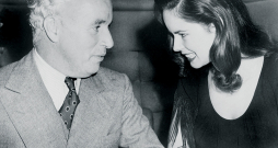 Čārlijs Čaplins ar savu jauno sievu Ūnu Holivudas naktsklubā 1944. gadā. Pāris apprecējās 1943. gadā, kad Ūnai bija 18 un Čārlijam – 54 gadi.