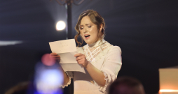 Muzikālā šova "Koru kari" astotā tiešraide.