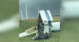 Nogāztā vēja turbīna.