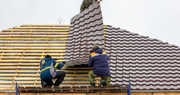 Lai droši pārvietotos pa jumtu, nepieciešamas jumta laipas.