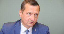 "Kokrūpniecībā attīstības tendence ir pozitīva, nozare investējusi lielus līdzekļus un pārmetumiem, ka vedam ārā tikai baļķus, jau sen vairs nav pamata. Arī papīrmalku mums vairs nevajadzētu eksportēt. No papīrmalkas varam ražot dažādas plātnes, ēku siltināšanas materiālus un citas lietas," domā zemkopības ministrs Armands Krauze.