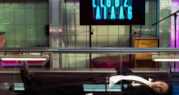 Rīgas Centrāltirgus Gaļas paviljonā Latvijas Literatūras gada balvas ceremonijas vadītājs Igors Šelegovskis bija iejuties Drakulas tēlā, savā uzrunā sakot, ka "jūs šo īpašo dienu esat nolēmuši svinēt pie manis vietā, kur sastopas dzīvība un nāve".