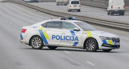 Policisti ar speciālajiem signāliem deva rīkojumu vadītājam apstāties, bet viņš to ignorēja.