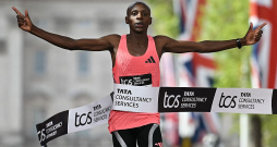 Vēsturisks brīdis vieglatlētikā – kenijietis Sebastjans Save kā pirmais cilvēks uz planētas oficiālās sacensībās maratonu noskrējis ātrāk par divām stundām.